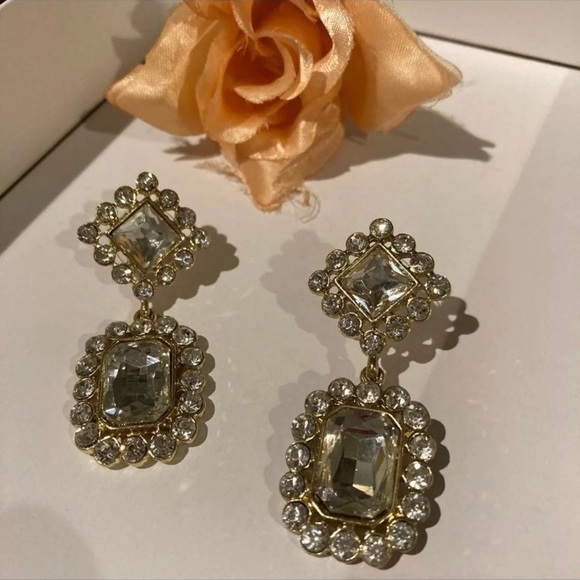 EARRINGS. Gold tone n Stones. Stunning - Picture 8 of 11